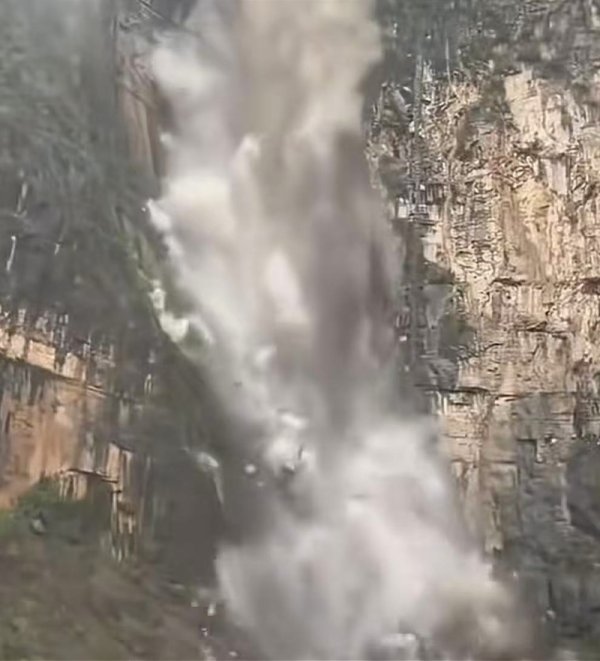 配资门户公司官网 云台山景区出现落石，现场弥漫大量灰尘！景区称无人受伤