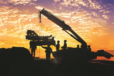 配资门户公司官网 陆军某团防空分队开展导弹装填作业